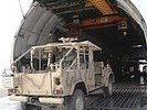 27.2.: Eine "Sandviper" wird in eine Transportmaschine verladen. (Bild öffnet sich in einem neuen Fenster)