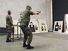 22.9.: Ein Milizoffizier absolviert ein Schießtraining mit der Pistole 80. (Bild öffnet sich in einem neuen Fenster)