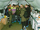 Pressebriefing im Feldspital, 19. April 1999. (Bild öffnet sich in einem neuen Fenster)