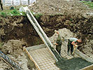 Betonierungsarbeiten am Fundament der Senkgrube. (Bild öffnet sich in einem neuen Fenster)