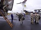 Aussteigen österreichischer Soldaten am Flughafen MAPUTO. (Bild öffnet sich in einem neuen Fenster)