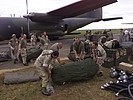 Beladen eines Transall Transportflugzeuges. (Bild öffnet sich in einem neuen Fenster)