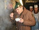 Minister Scheibner kostet als erstes den Eintopf. (Bild öffnet sich in einem neuen Fenster)
