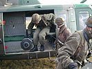 Panzerabwehrlenkwaffen werden eingeflogen. (Bild öffnet sich in einem neuen Fenster)