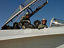 Pilot F/A-18. (Bild öffnet sich in einem neuen Fenster)