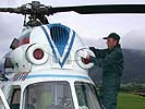 Mit "Samthandschuhen" bereitet das russische Team seine Mi-2 vor. (Bild öffnet sich in einem neuen Fenster)