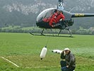 Schweizer Team mit einer R22 beim Aufnehmen der Boje. (Bild öffnet sich in einem neuen Fenster)