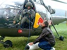 Co-Pilot der Alouette III nimmt den Fender für den Bewerb entgegen. (Bild öffnet sich in einem neuen Fenster)