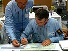 Französisches Team bei Vorbereitungsarbeiten auf den Navigationsbewerb. (Bild öffnet sich in einem neuen Fenster)