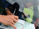 Hubschrauber Crew bei der Routenplanung. (Bild öffnet sich in einem neuen Fenster)