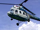 Russiche Mi-2 beim Absetzen des Wassereimers am Zielpunkt. (Bild öffnet sich in einem neuen Fenster)