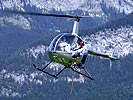 Eine R44 der Franzosen durchfliegt eines der 12 Tore. (Bild öffnet sich in einem neuen Fenster)