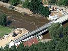 Neben der Brücke werden schon Fundamente für eine Behelfsbrücke gelegt. (Bild öffnet sich in einem neuen Fenster)