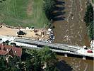 "Brücke auf Brücke": Die Pionierbrücke2000 auf der zerstörten alten Brücke. (Bild öffnet sich in einem neuen Fenster)