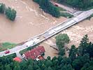 Die Straßenbrücke bei Thurnberg brach durch die Wassermassen ein. (Bild öffnet sich in einem neuen Fenster)