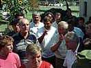 Die Bürger von Mettensdorf umringen den Bundespräsidenten. (Bild öffnet sich in einem neuen Fenster)