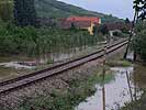 Nur die Bahntrasse ragt aus dem Wasser. (Bild öffnet sich in einem neuen Fenster)