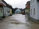 Das Wasser bahnt sich den Weg durch Zöbing/NÖ. (Bild öffnet sich in einem neuen Fenster)