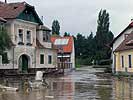 Das Wasser bahnt sich den Weg durch Zöbing/NÖ. (Bild öffnet sich in einem neuen Fenster)