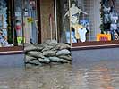 Sandsacksicherung an neuralgischen Punkten. (Bild öffnet sich in einem neuen Fenster)