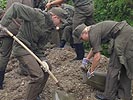 Soldaten befüllen Sandsäcke für Dämme, rechts Ski-Ass C. Raich. (Bild öffnet sich in einem neuen Fenster)