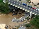 Vom Hochwasser beschädigte Straße zwischen Krems und Tulln. (Bild öffnet sich in einem neuen Fenster)