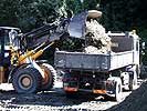 Mit schwerem Gerät wird Schlamm und Treibsand in Schwertberg entfernt. (Bild öffnet sich in einem neuen Fenster)