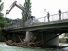 In Steyr muss eine Verklausung mit dem Bagger gelöst werden. (Bild öffnet sich in einem neuen Fenster)