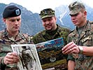 Amerikaner, Este und Deutscher informieren sich über das Vorhaben. (Bild öffnet sich in einem neuen Fenster)