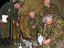 Holländisches Team beim Prüfen der Ausrüstung. (Bild öffnet sich in einem neuen Fenster)