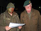 Brigadier Schier wird in den Auftrag eingewiesen. (Bild öffnet sich in einem neuen Fenster)