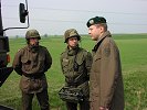Der Verteidigungsminister besucht seine Soldaten. (Bild öffnet sich in einem neuen Fenster)