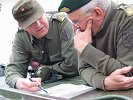 Korpskommandant auf Truppenbesuch. (Bild öffnet sich in einem neuen Fenster)
