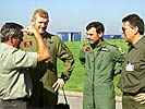 Begrüßung der RAF-Piloten durch den Delegationsleiter. (Bild öffnet sich in einem neuen Fenster)