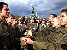 26.10.2002
Sprechen des Treuegelöbnisses. (Bild öffnet sich in einem neuen Fenster)