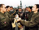 26.10.2001
...Sprechen des Treuegelöbnisses. (Bild öffnet sich in einem neuen Fenster)