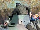 Mitfahrgelegenheit am Schützenpanzer. (Bild öffnet sich in einem neuen Fenster)