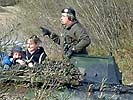 Mitfahrgelegenheit am Schützenpanzer. (Bild öffnet sich in einem neuen Fenster)