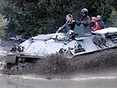 Mitfahren am Schützenpanzer. (Bild öffnet sich in einem neuen Fenster)