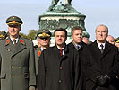 v.l.n.r.: General Ertl, Minister Platter, Bundespräsident Klestil. (Bild öffnet sich in einem neuen Fenster)