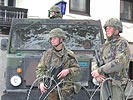 Sperren einer Zufahrtsstraße durch deutsche Soldaten. (Bild öffnet sich in einem neuen Fenster)
