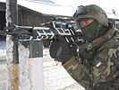 Alpinisoldat sichert das Vorgehen seiner Kameraden. (Bild öffnet sich in einem neuen Fenster)