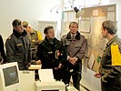 Besucherbriefing bei der Übungsleitung. (Bild öffnet sich in einem neuen Fenster)