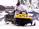Versorgungstransport mit Ski Doo. (Bild öffnet sich in einem neuen Fenster)