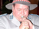 Oberstleutnant Rüchel versucht sich am Alphorn. (Bild öffnet sich in einem neuen Fenster)