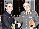 Generalmajor Kritsch empfängt das Abschiedsgeschenk. (Bild öffnet sich in einem neuen Fenster)