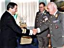 Begrüßung des Übungsleiters durch Generalmajor Kritsch. (Bild öffnet sich in einem neuen Fenster)
