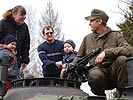Auch ich möchte einmal auf einem Panzer aufsitzen. (Bild öffnet sich in einem neuen Fenster)