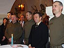 Verteidigungsminister Günther Platter im Kreise von Gästen. (Bild öffnet sich in einem neuen Fenster)