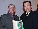 Ein Erinnerungsgeschenk für Bundesminister Günther Platter. (Bild öffnet sich in einem neuen Fenster)